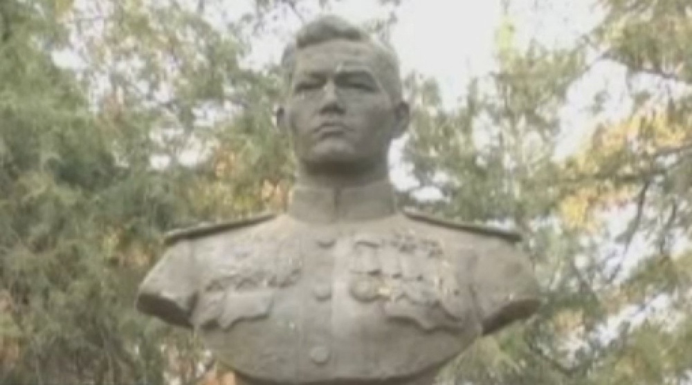Памятник Талгату Бегельдинову в центре Бишкека. Кадр телеканала КТК