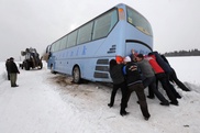 В ВКО пассажирский автобус с 39 пассажирами съехал в кювет