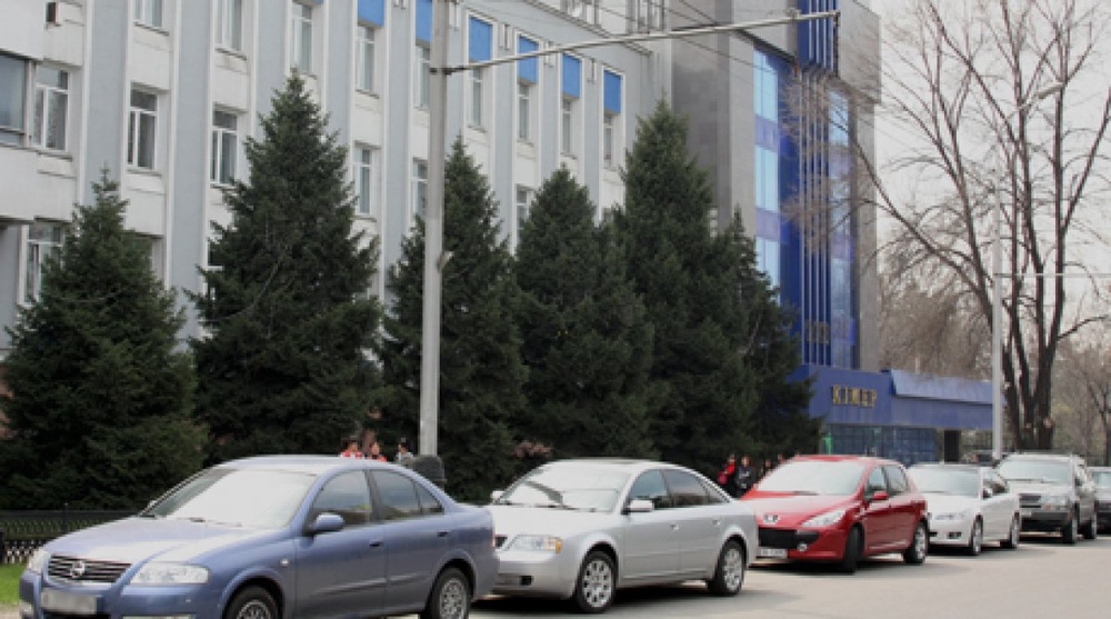 Припаркованные автомобили по проспекту Абая в Алматы. Фото ©Ярослав Радловский