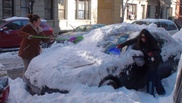 Жители Нью-Йорка радуются долгожданному снегу