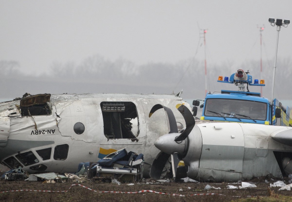 Обломки упавшего самолета Ан-24 недалеко от взлетно-посадочной полосы международного аэропорта в Донецке. Фото РИА Новости©