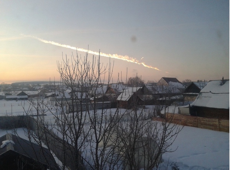 След от метеорита в небе над Челябинском. Фото с сайта ura.ru