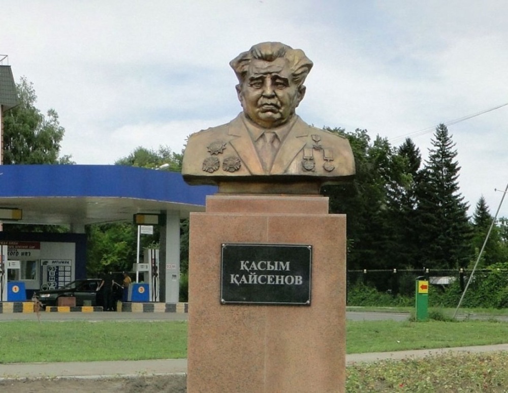 Памятник Касыму Кайсенову будет перенесен. Фото с сайта oskemen.info