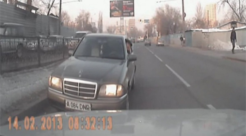 Кадр из видеозаписи инцидента с автомобилем Mercedes с г/н А084DHP на проспекте Абая