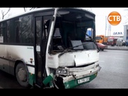 Автобус с пассажирами снес бетонную опору в Алматы