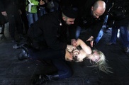 FEMEN напали на Берлускони на избирательном участке в Италии