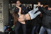 Напавших на Берлускони активисток FEMEN отпустили из полиции