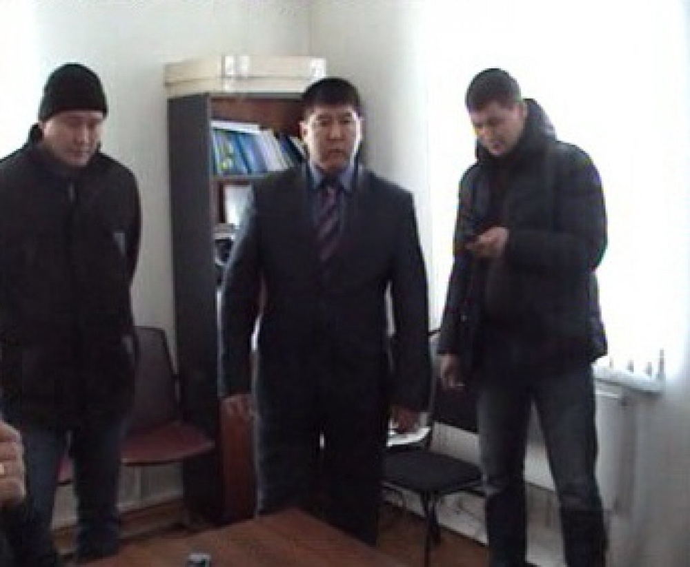 Кадры оперативного видео Департамента по борьбе с экономической и коррупционной преступностью по Восточно-Казахстанской области.
