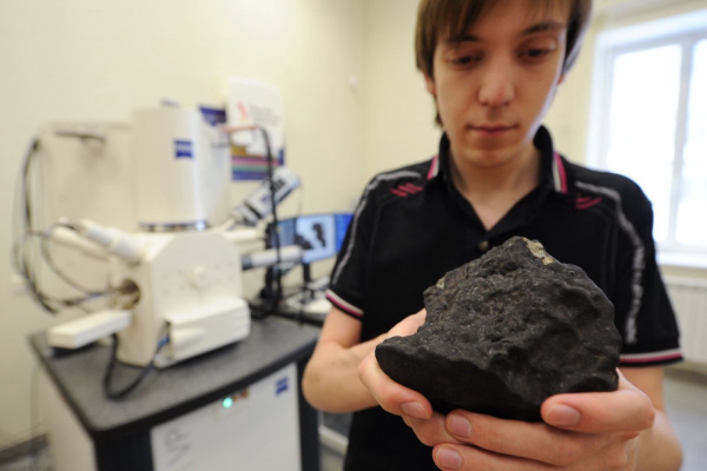 Осколок метеорита, найденного во время экспедиции в Челябинской области. Фото РИА Новости©