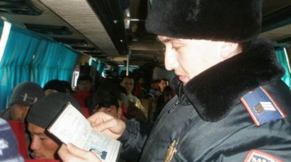 Полицейский проверяет документы у мигранта. Фото с сайта nnm.kz