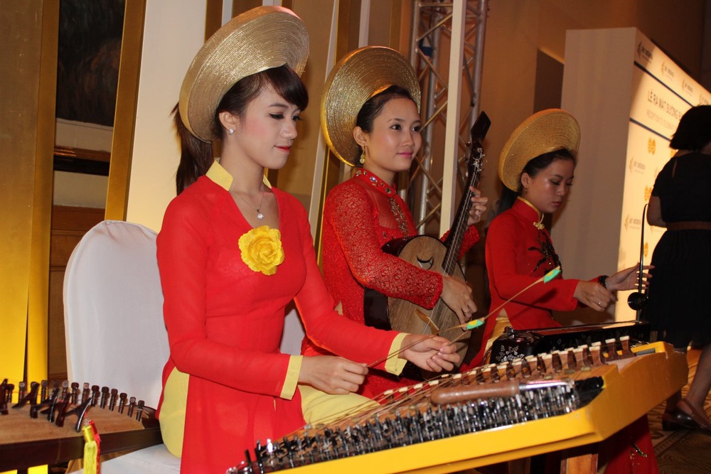 Вьетнамские артисты играют на вечере по случаю открытия нового рейса "Эйр Астаны"  ©Роза Есенкулова