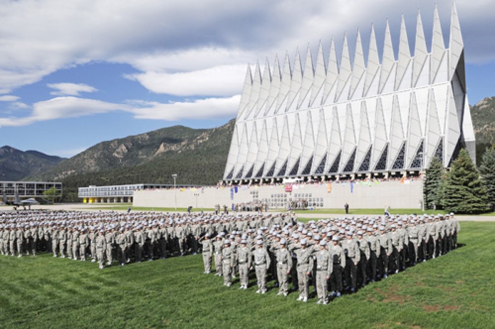Академия ВВС США (United States Air Force Academy)
Фото с сайта coloradospringsmilitaryrelocations.com