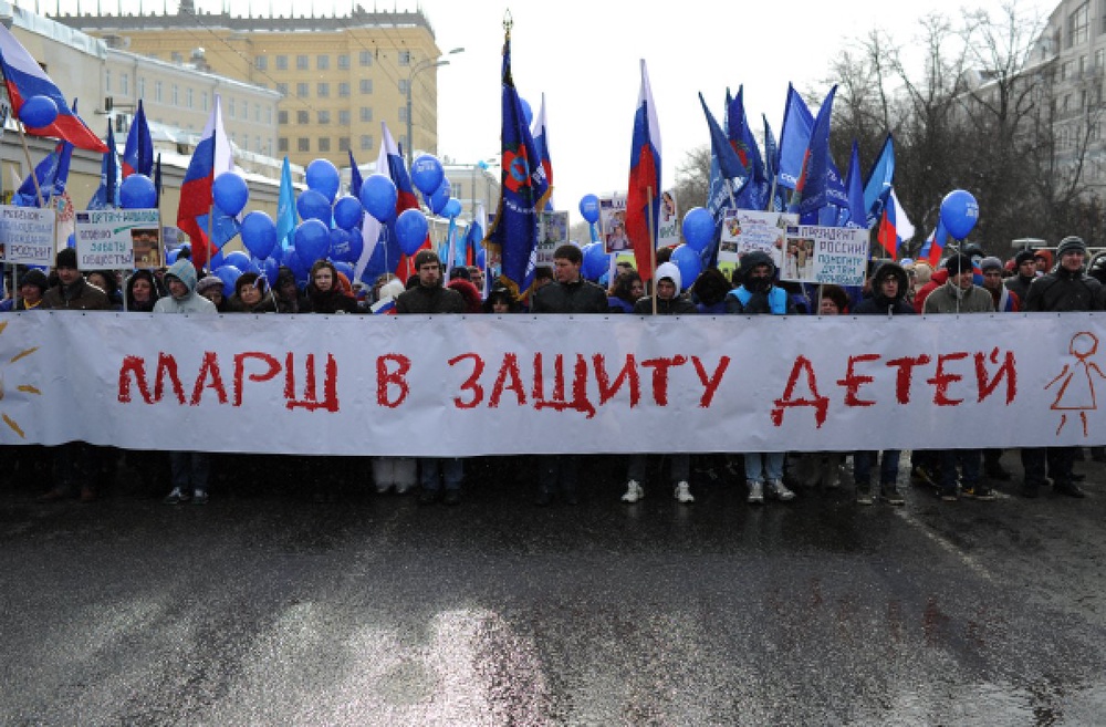 Участники шествия "В защиту детей" на Гоголевском бульваре в Москве. Фото © РИА Новости.