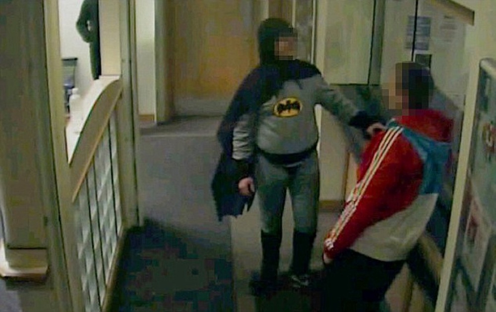 "Бэтмена" запечатлела камера видеонаблюдения. Фото с сайта dailymail.co.uk