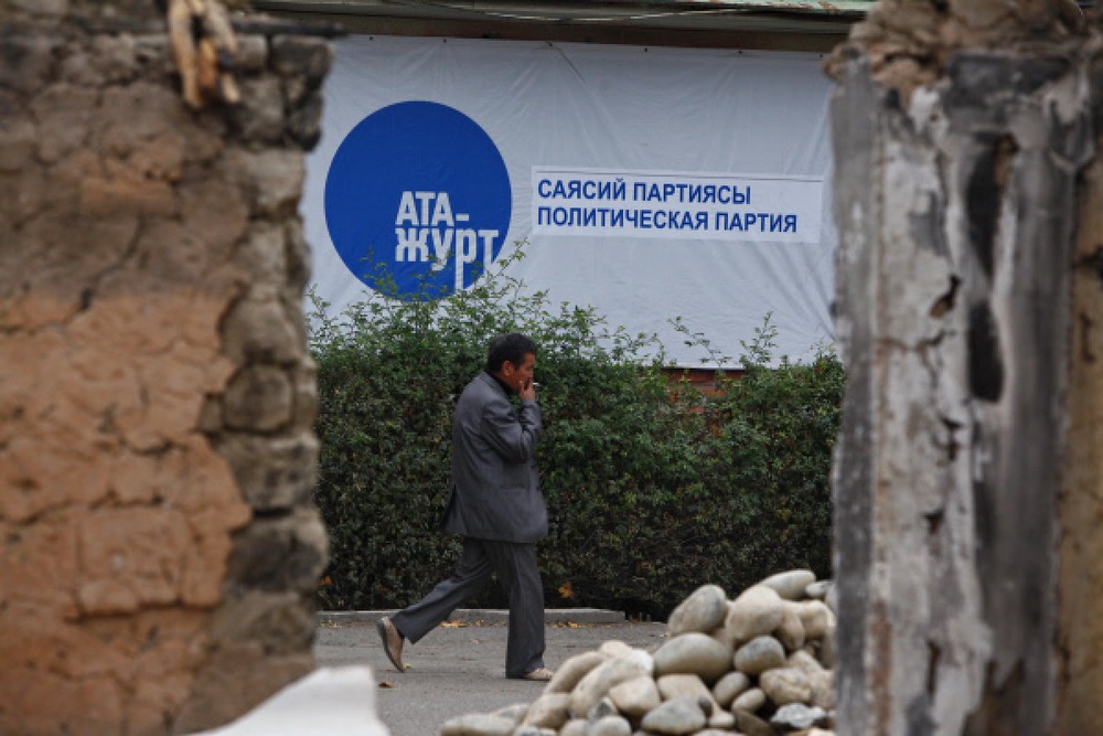 Плакат партии "Ата-Журт". Фото ©РИА Новости