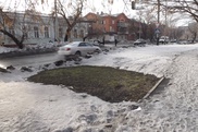 В центре Семея среди сугробов появилась лужайка