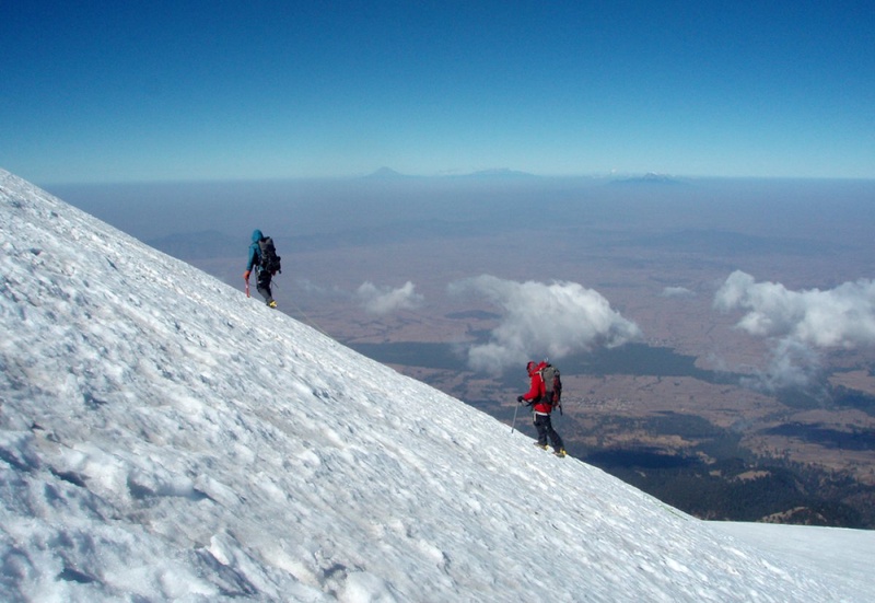 Вулкан Орисаба высотой 5700 метров над уровнем моря находится в Мексике близ городка Пуэбла-де-Сарагоса.