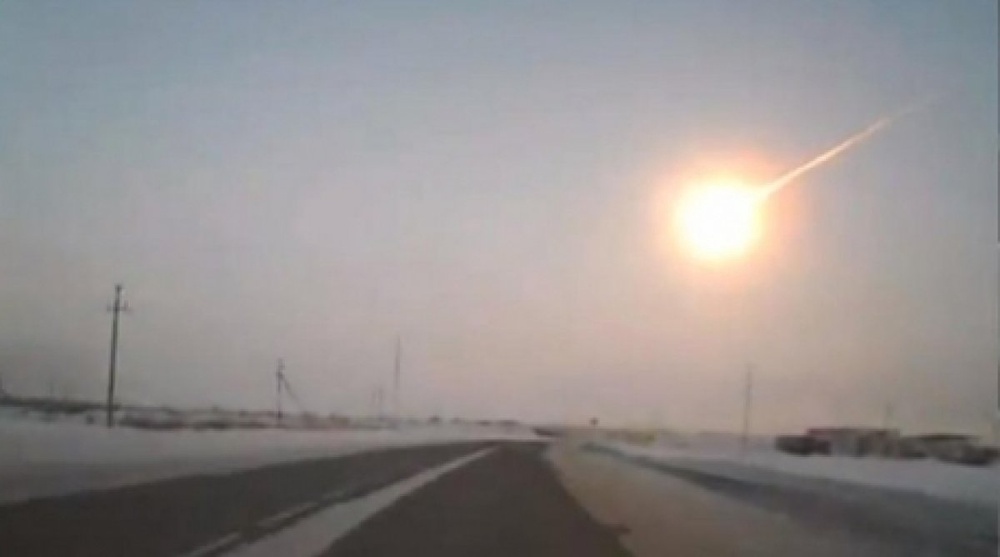 Огненный шар летит над Костанаем в сторону Челябинска. Кадр с видеорегистратора