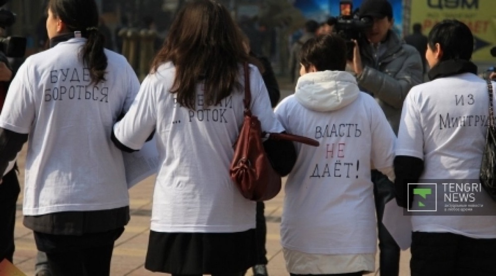 Жительницы Алматы продолжают выступать против поправки в закон о страховых выплатах женщинам. Фото ©Владимир Прокопенко