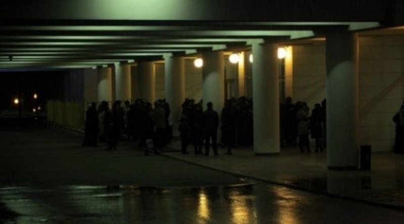 Опоздавшие зрители на "Шымкент-шоу". Фото с сайта peoplenews.kz