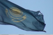 На главной площади Шымкента висит порванный флаг  