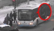 Водитель в Актобе молотком "наказал" подрезавший его автобус