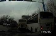 Гонки на автобусах вновь привели к ДТП в Алматы