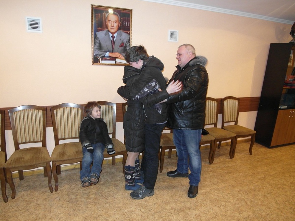 17 марта Сергей Семенченя был передан родителям. Фото ©Пресс-служба ДВД СКО