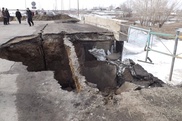 Талые воды частично разрушили мост на окраине Семея