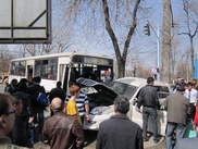Автобус протаранил новенький джип на перекрестке в Алматы
