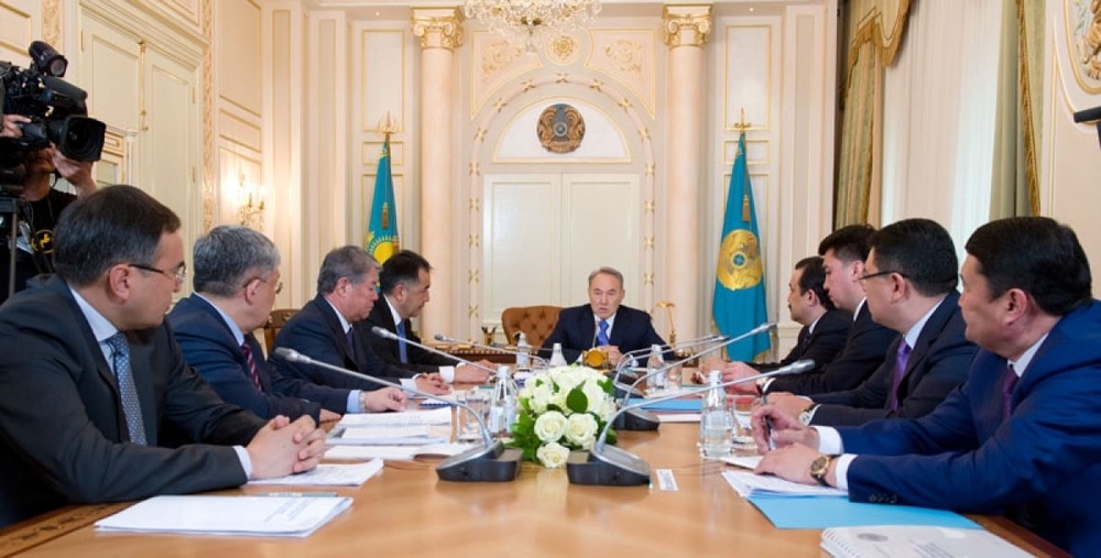 Нурсултан Назарбаев на совещании в алматинской резиденции. Фото akorda.kz