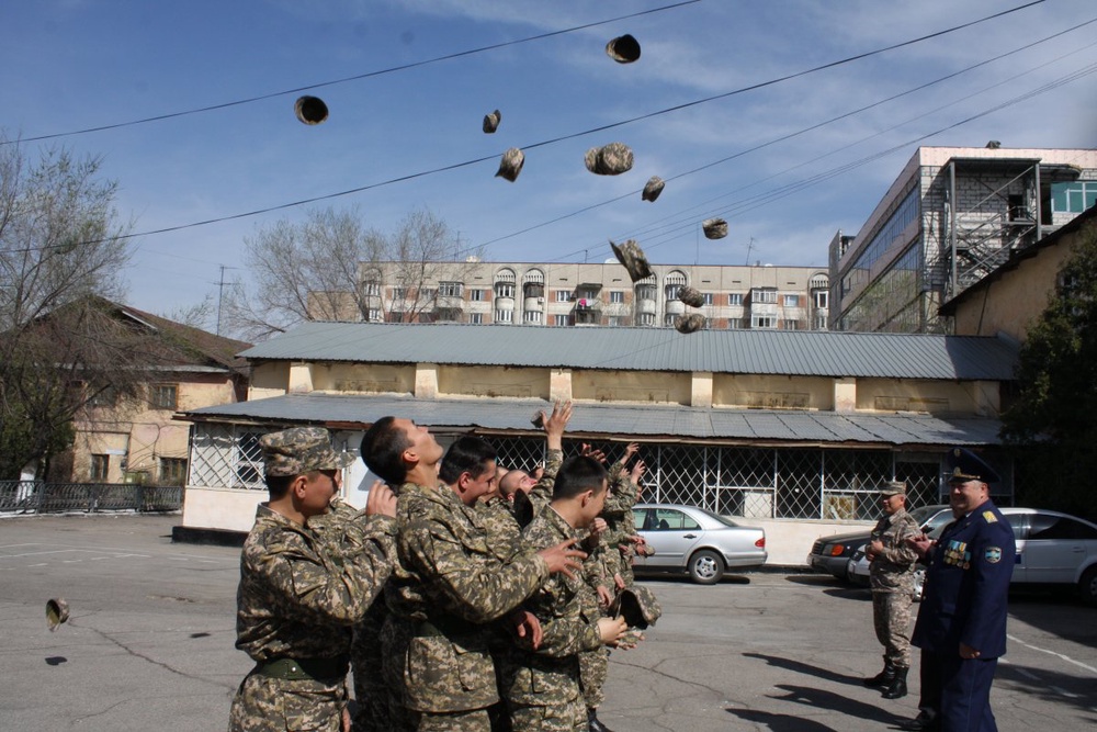По традиции, солдаты подбрасывают в воздух кепи. Фото Алишер Ахметов©