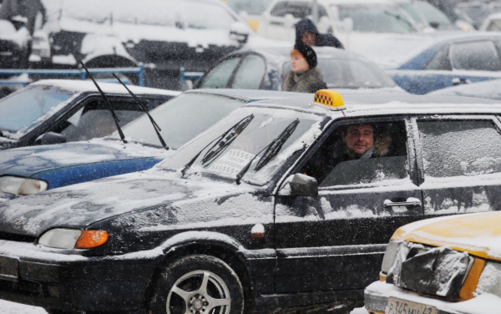Водитель такси в ожидании пассажира. Фото РИА Новости©