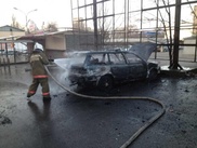 Автомобиль сгорел неподалеку от КИМЭПа в Алматы