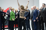 Акция Femen на ярмарке в Ганновере понравилась Путину