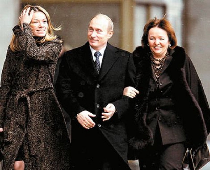Владимир Путин с дочерью Марией и женой Людмилой. Фото jfdaily.com