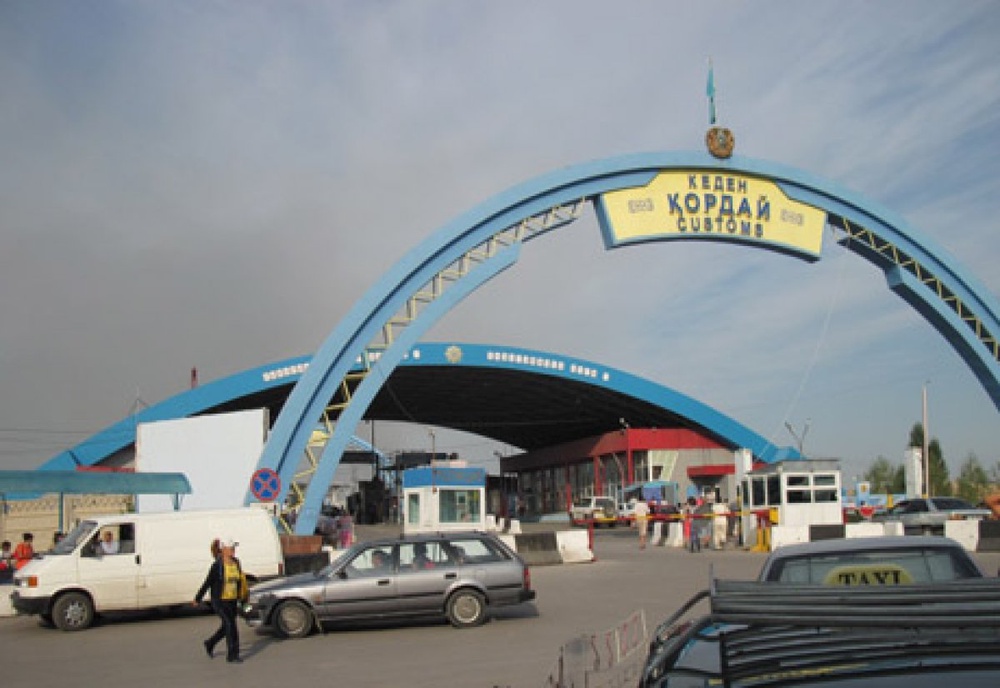 Пограничный пункт между Казахстаном и Кыргызстаном. Фото с сайта vesti.kz