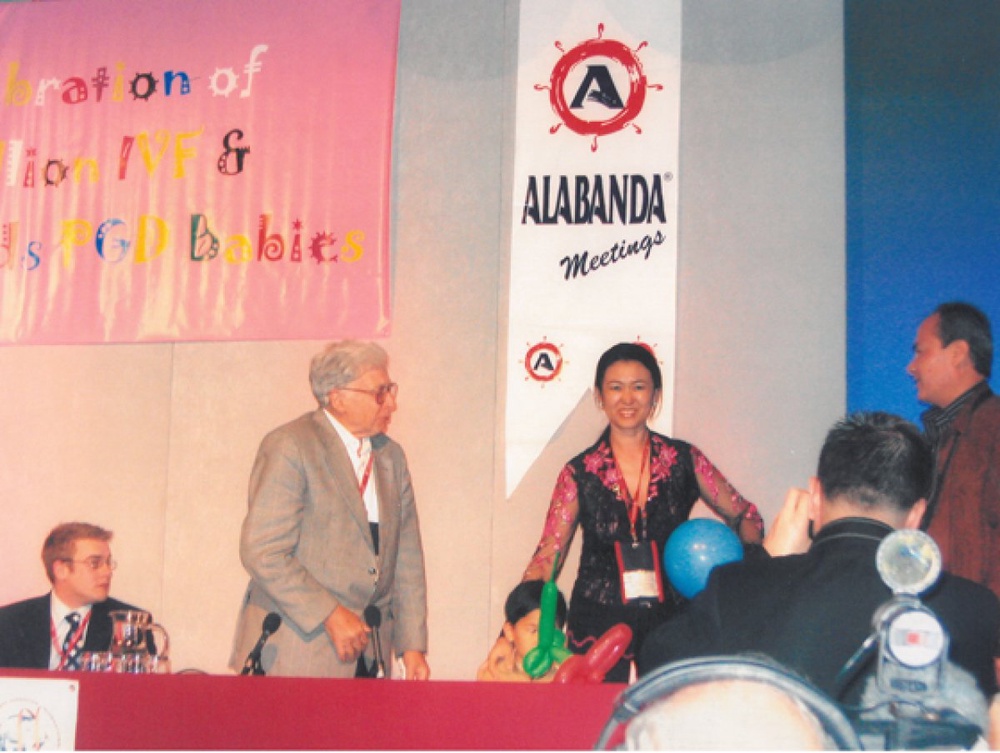 Роберт Эдвардс и Салтанат Байкошкарова 2005 год. Фото с сайта http://www.ecomed.kz
