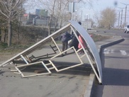 Нетрезвый водитель снес остановку в Павлодаре