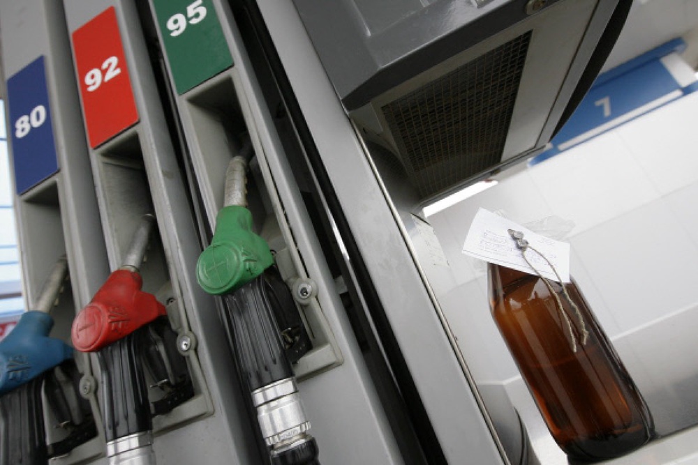 Опечатанное топливо на АЗС для проверки качества. Фото ©РИА Новости