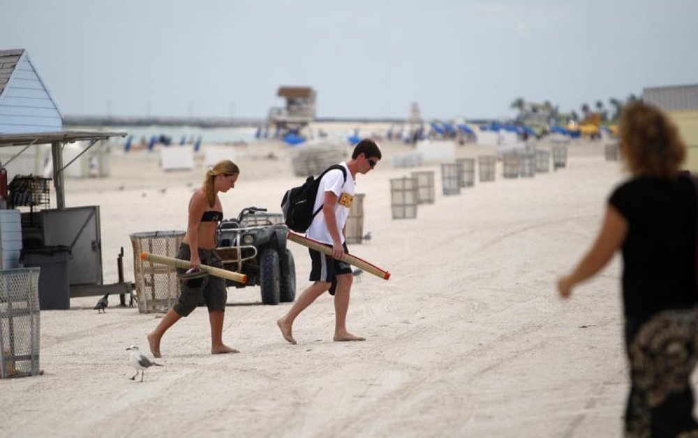 Отдыхающие прогуливаются на пляже Майами. Фото REUTERS/Carlos Barria©