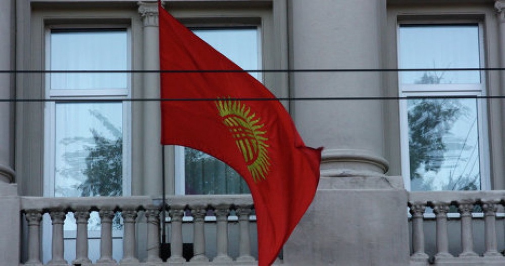 Флаг Кыргызстана на здании посольства в Москве. Фото РИА Новости