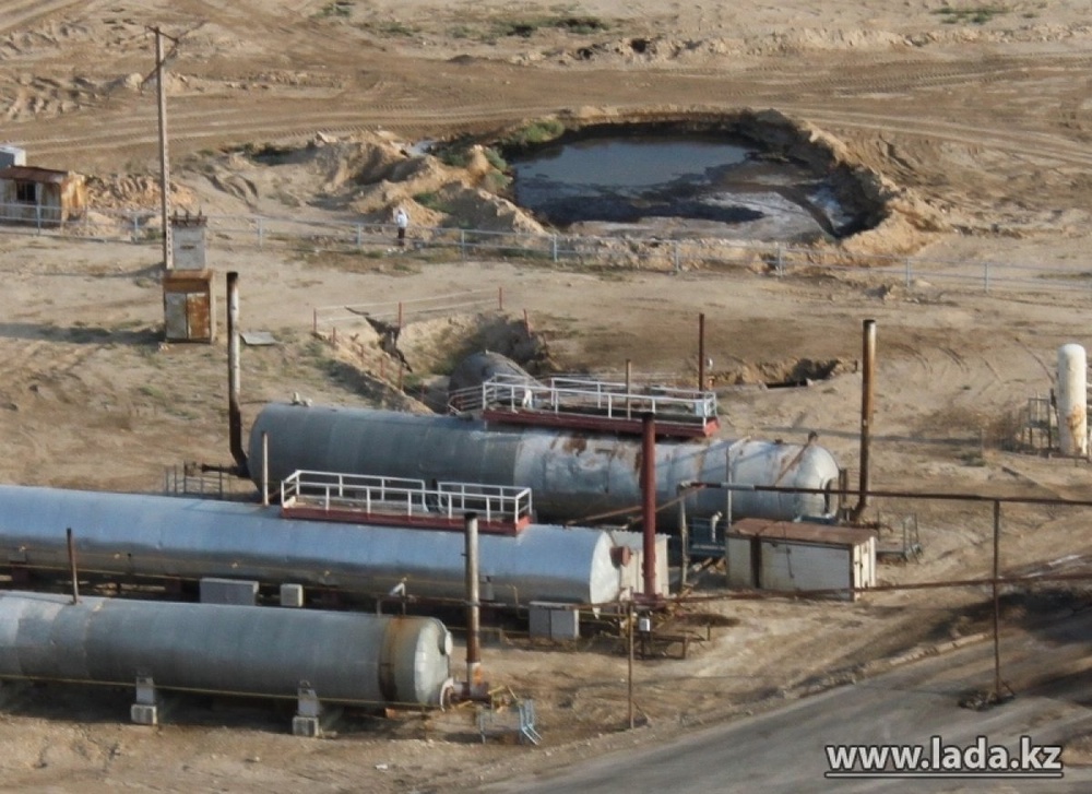Нефтянные пятна близ производственных сооружений. Фото с сайта <a href="http://www.lada.kz" target="_blank">ЛАДА.kz</a>