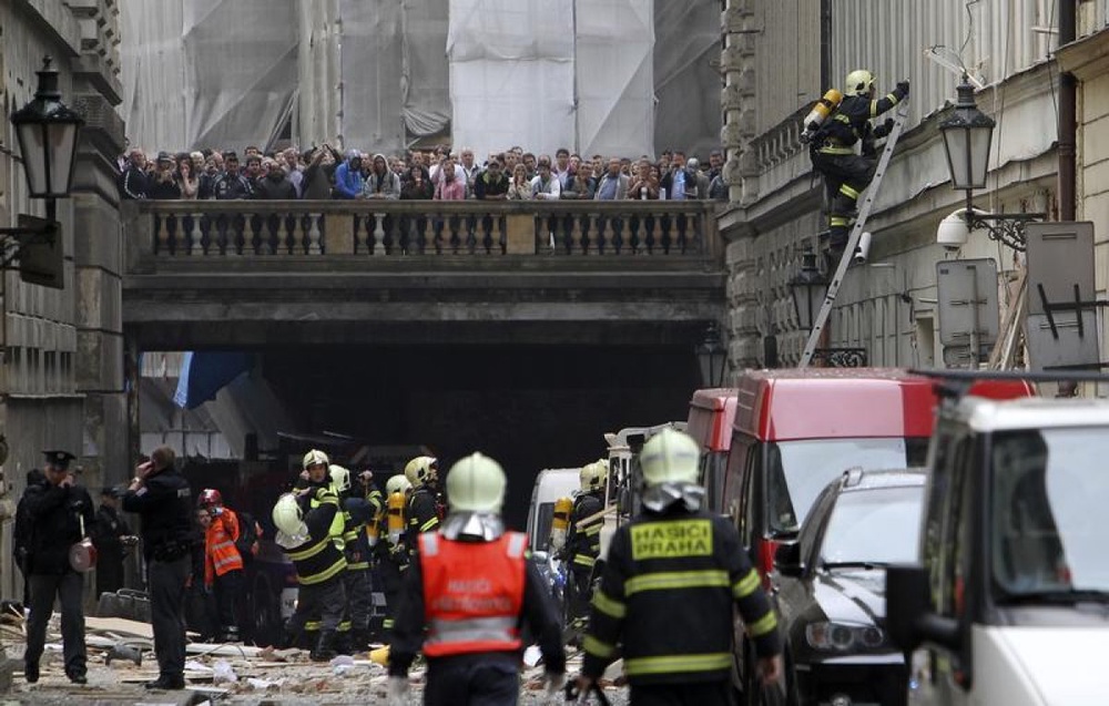 На месте взрыва в центре Праги. Фото ©REUTERS