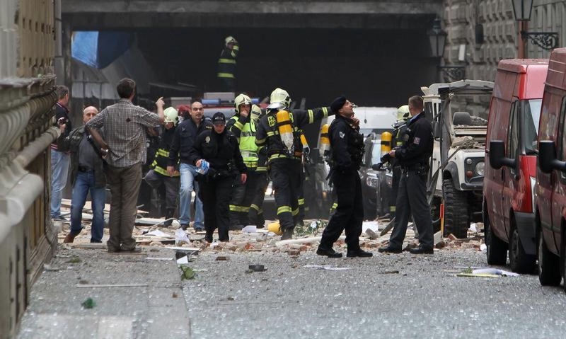 На месте взрыва в Праге. Фото ©REUTERS