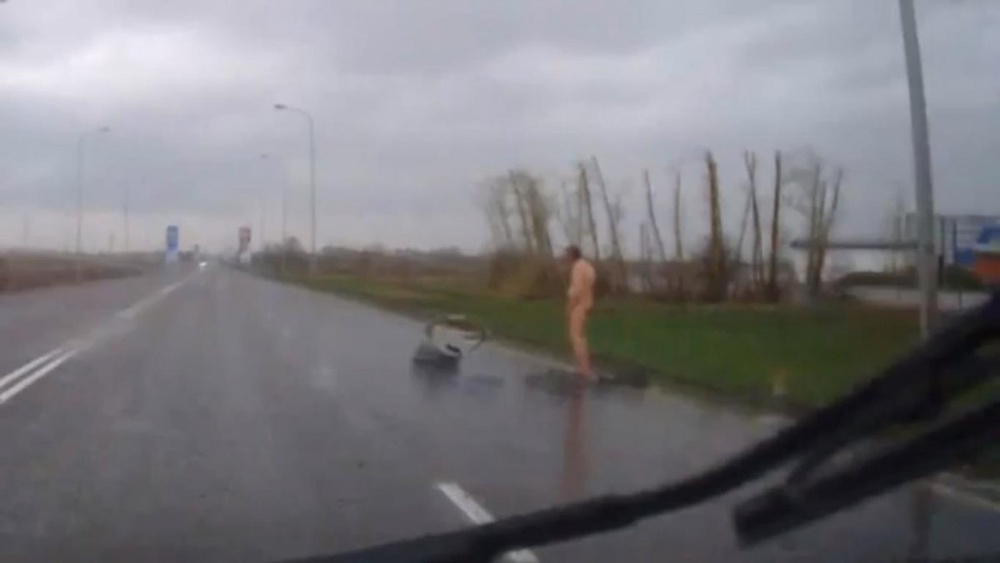 Неизвестный голый мужчина на дороге в Астане. Кадр видеорегистратора