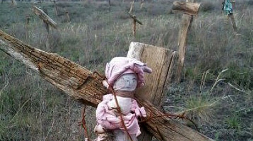 "Долина крестов и  кукол" оказалась декорациями к сцене фильма. Фото с сайта DailyNews.kz