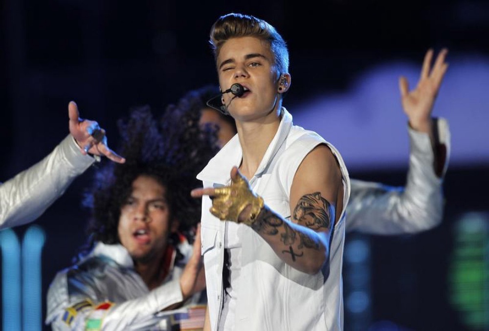 Канадский певец Джастин Бибер выступает на сцене в Дубаи. Фото ©REUTERS
