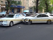 Скончавшийся в машине водитель врезался в припаркованные авто в Алматы