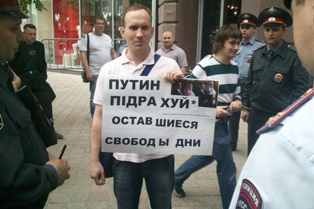 Михаил Шаповалов с плакатом. Фото с сайта nn.by 